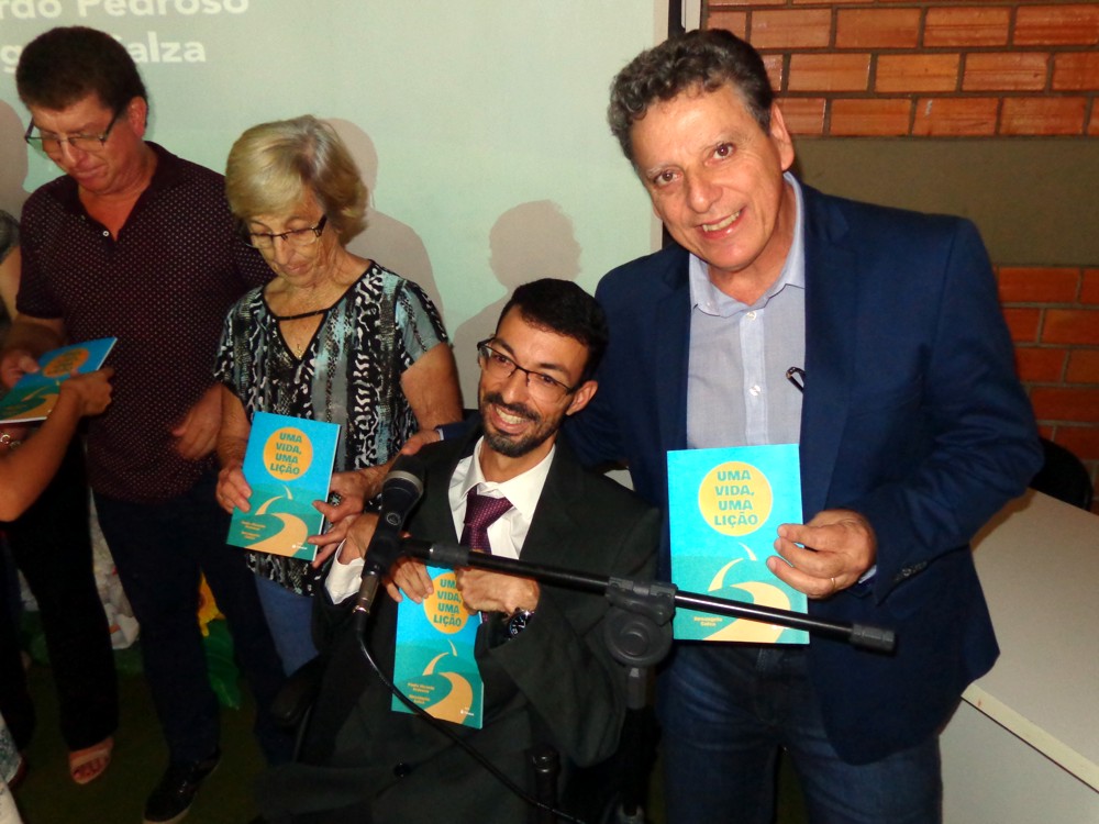 Paulo Pedroso e Rubens Feijó seguram exemplares do livro