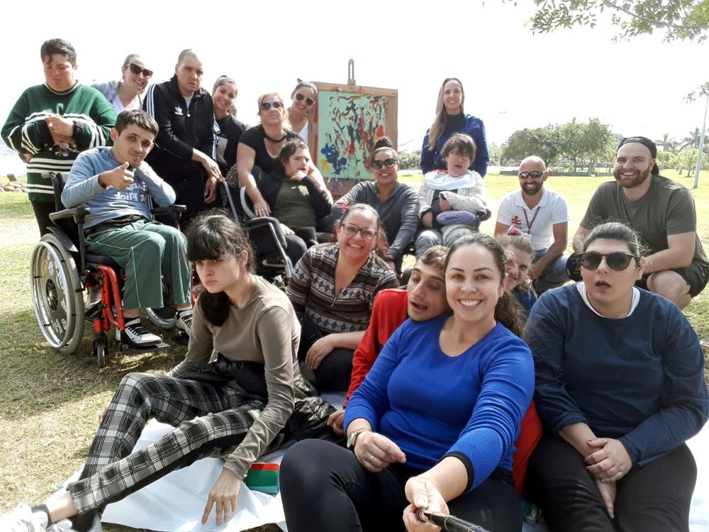 Imagem do grupo de alunos com professores posando para foto em meio ao parque