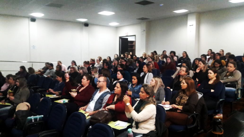 Imagem de auditório com plateia lotada