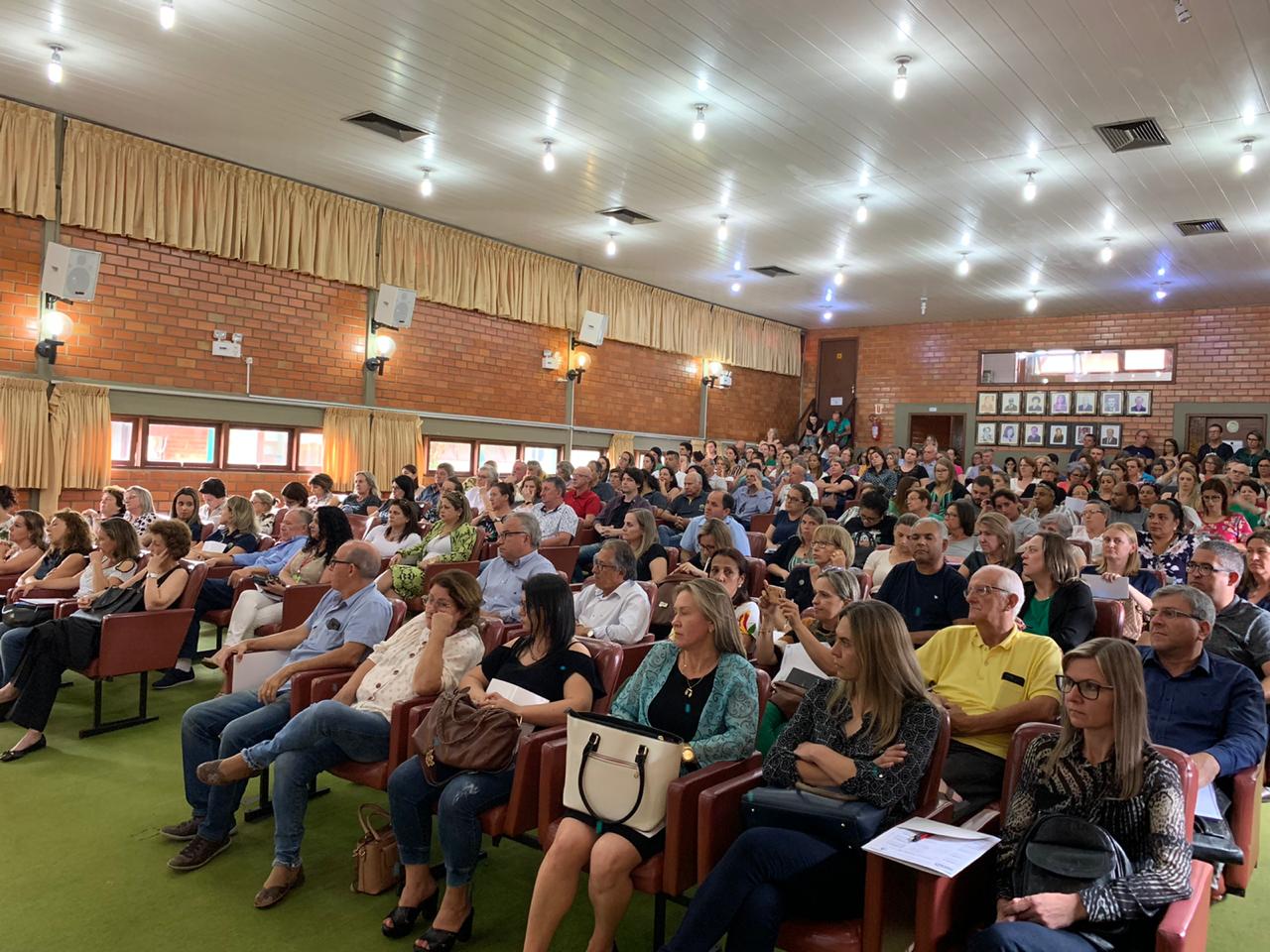 Cadeiras do auditório da FCEE lotadas com representantes das APAEs 