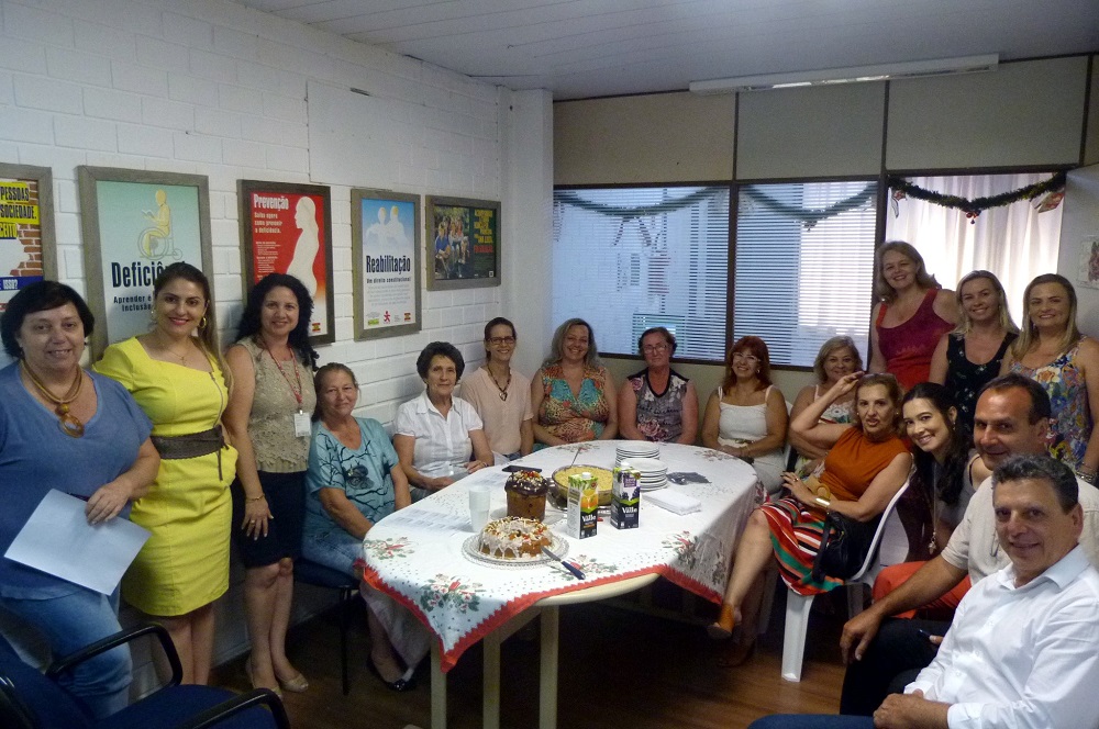 Grupos de gestores e mães posam para foto na sala da DEPE/FCEE