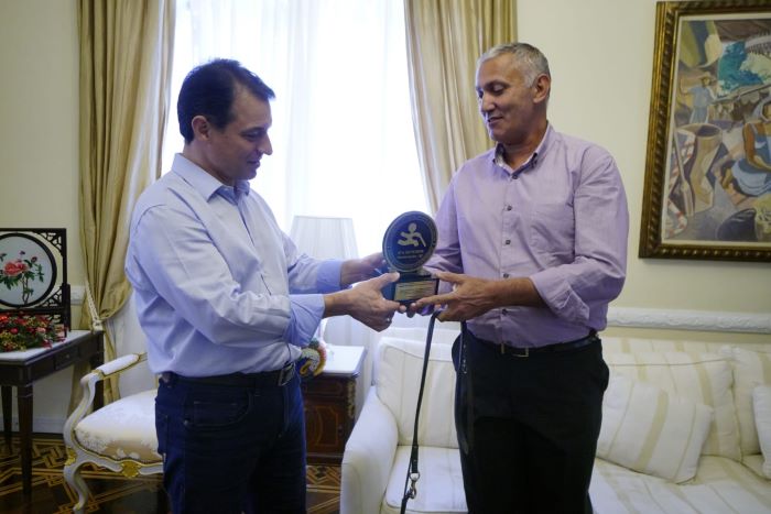 Governador recebe troféu das mãos de Jairton Fabene 