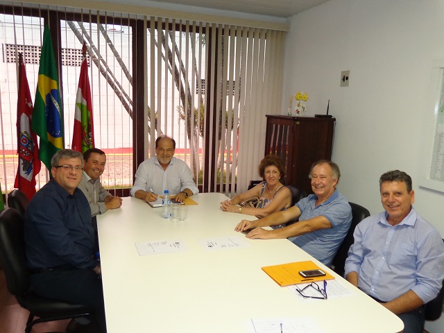 Representantes da Feapaes-SC reunidos com presidente da FCEE