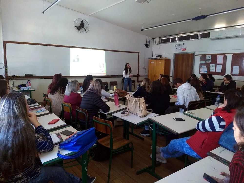 Profissional da FCEE ministra capacitação em sala de aula lotada de professores