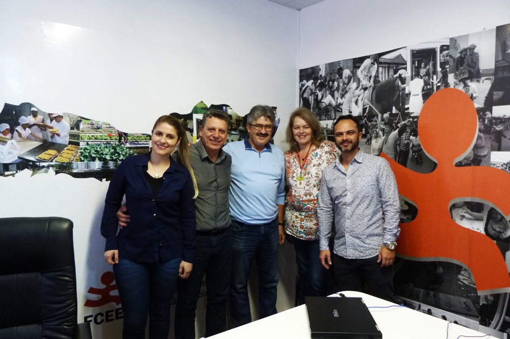 Arquiteto Clerson Larroyd, coordenador do eixo de Acessibilidade, posa para foto com o Presidente da FCEE Rubens Feijó, as pedagogas Juliana Buratto e Jeane Leite e o consultor jurídico Gustavo Hallack