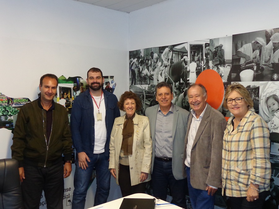 Participantes da reunião posam para foto no Gabinete do Presidente da FCEE