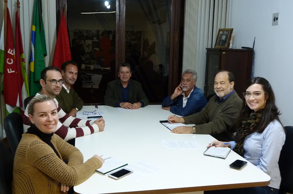 Participantes da reunião na sala do Presidente da FCEE