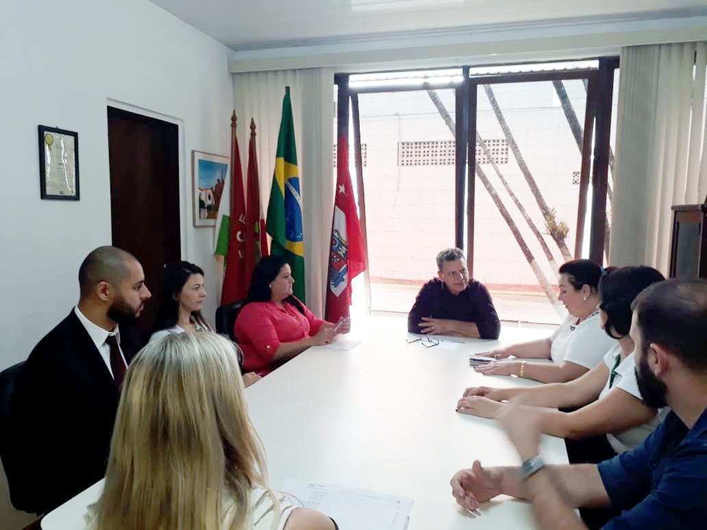 Dirigentes da APAE reunidos na mesa do Gabinete da Presidência da FCEE com os demais participantes da reunião