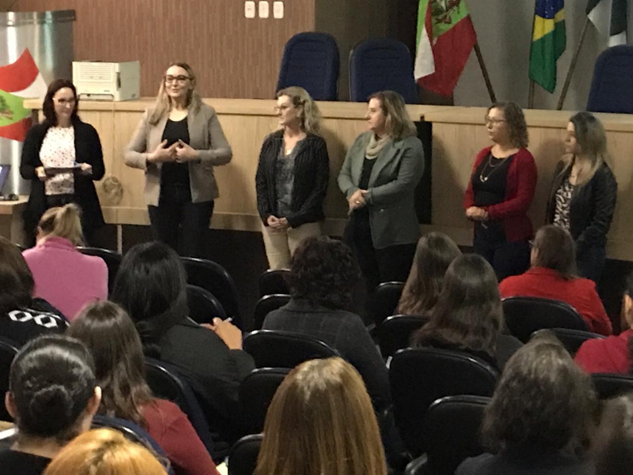 Vice-governadora discursa no auditório da Gerência de Educação de Chapecó