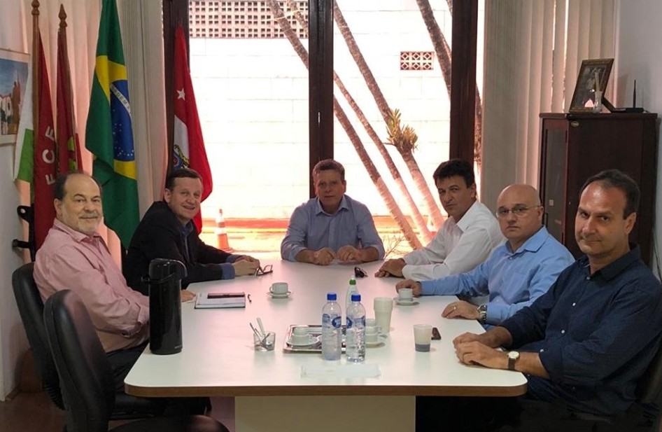 Deputado e demais participantes da reunião posam para foto na sala do presidente Rubens Feijó