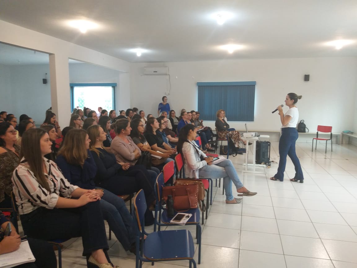 Profissional do CENAP ministra capacitação em sala lotada em São João Batista.  