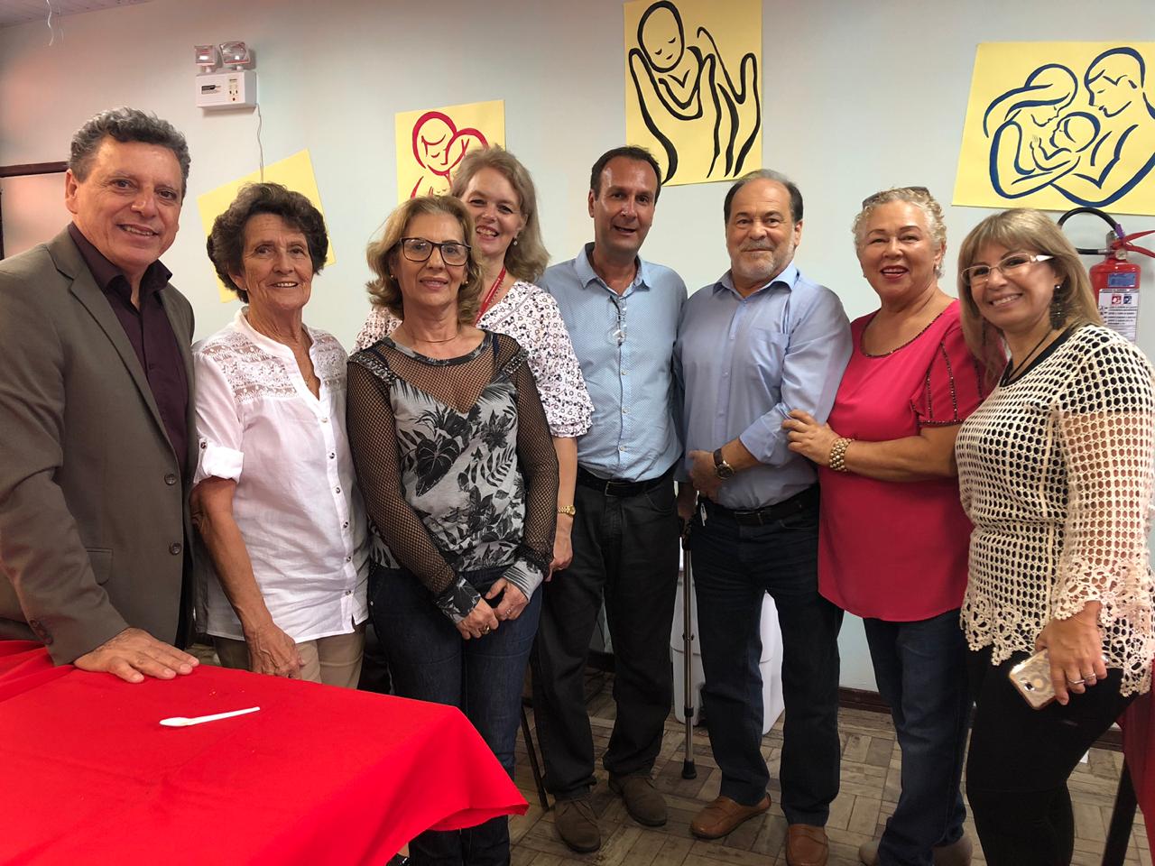 Presidente Rubens Feijó posa para foto com mães do CEVI e diretores Edilson Godinho e Pedro de Souza