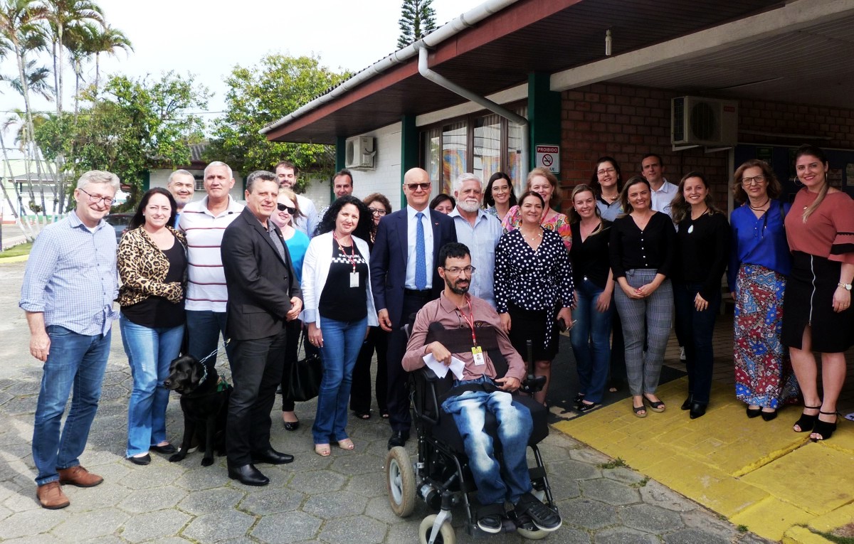 Participantes da reunião do conselho consultivo posam para foto em área externa do campus da FCEE