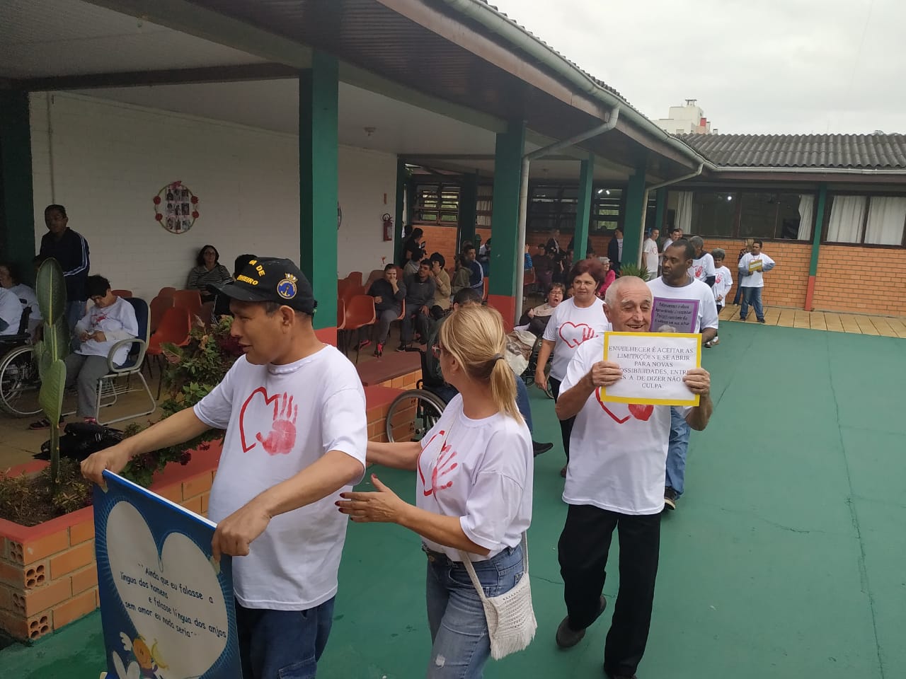 Grupo de educandos no Desfile da abertura da Semana do Idoso