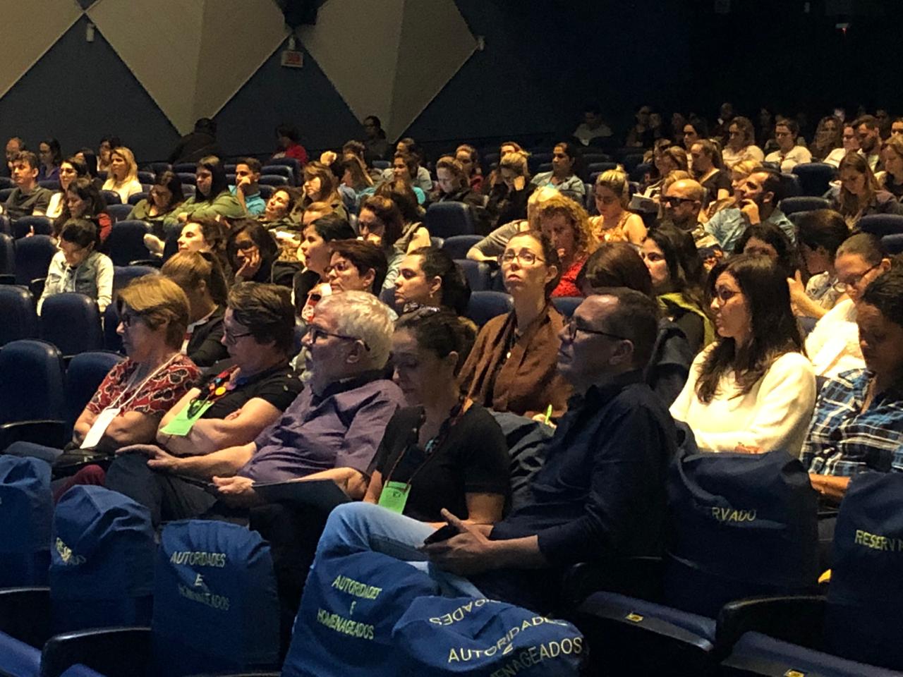 Público do Congresso assiste palestra no auditório principal do evento