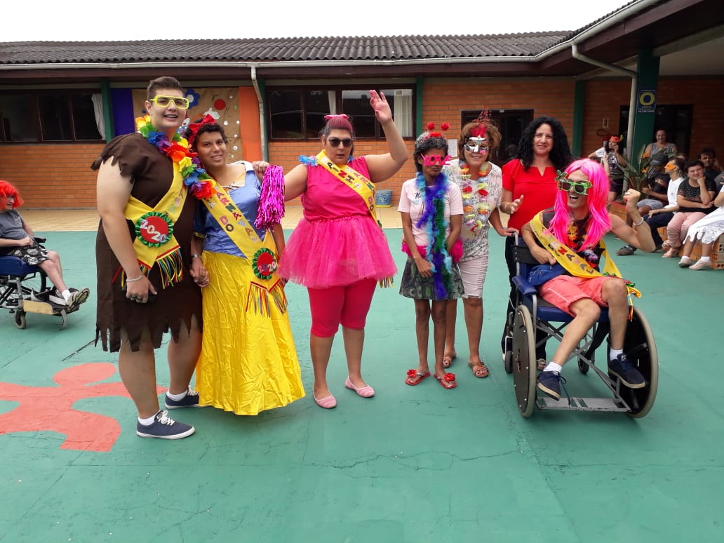 Vencedores do desfile de fantasias do turno da manhã posam para foto