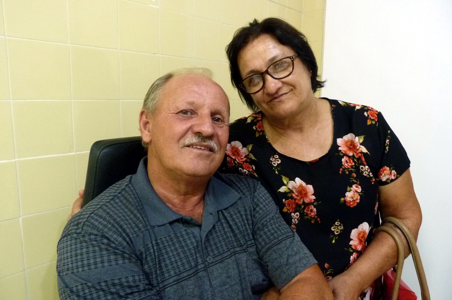 Paciente posa para foto ao lado da esposa após colocação da prótese