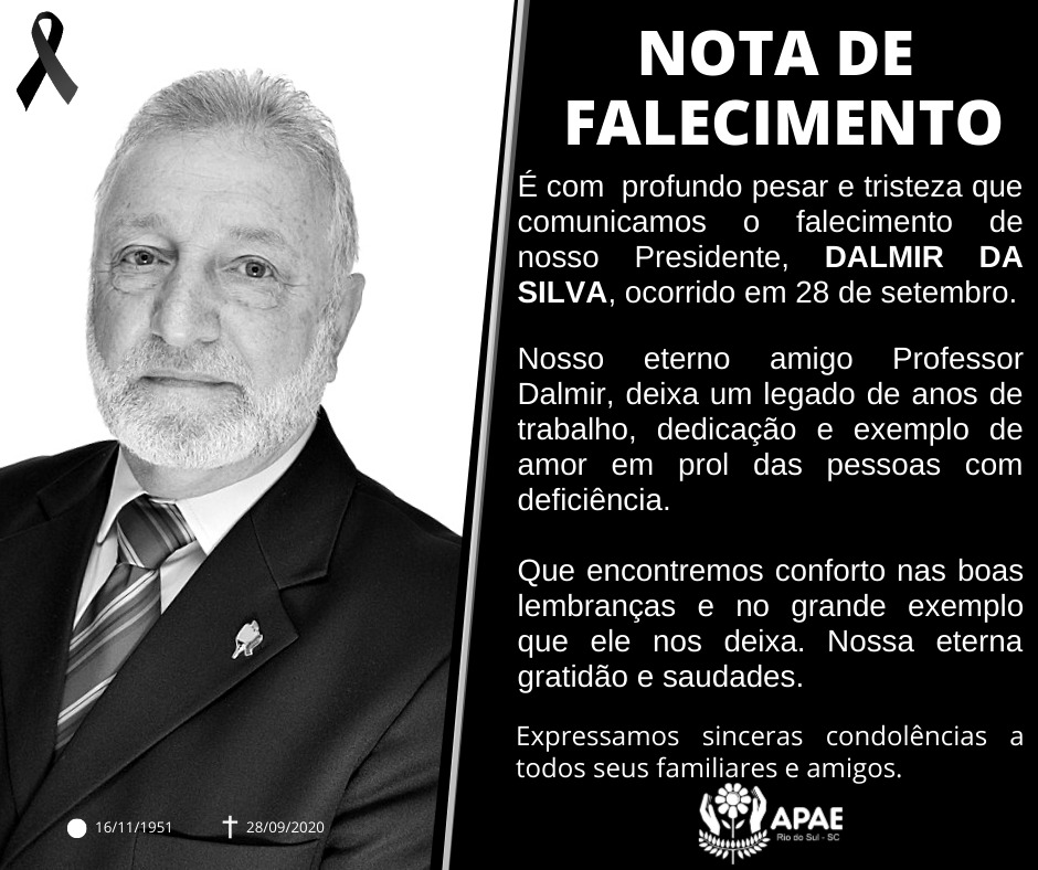 Cartaz preto com letras brancas e foto em preto e branco de um senhor branco com barba e cabelos brancos usando terno e gravata. No texto diz: Nota de falecimento e o logo da APAE de Rio do Sul