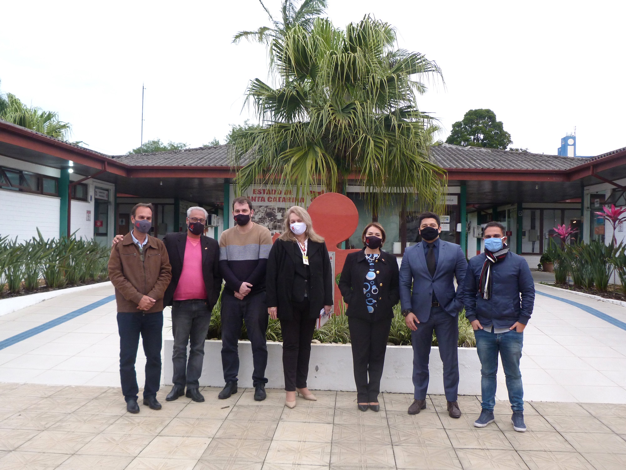 Ambiente externo, Sete pessoas posam para foto