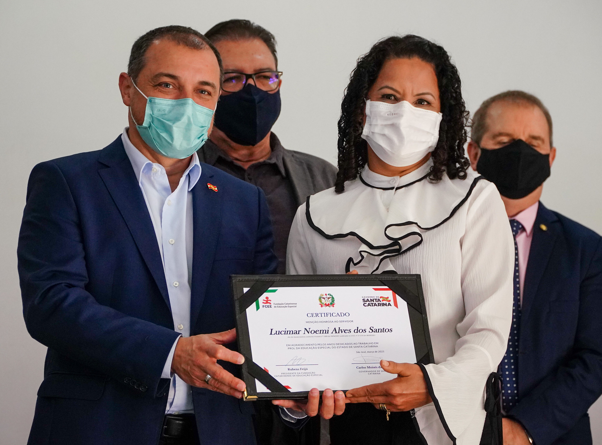 Homem e mulher posam para foto, entrega certificado