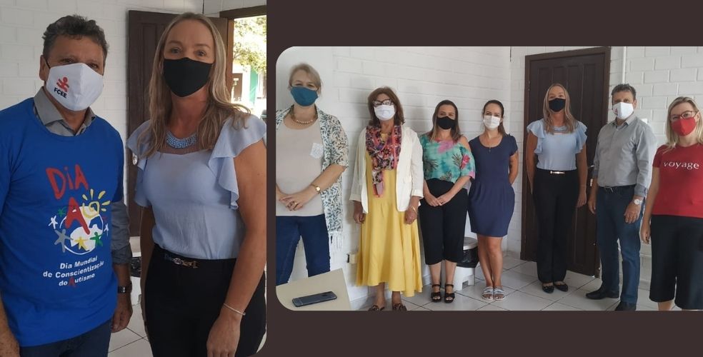 Montagem com duas fotos, na imagem do lado esquerdo, um homem com camiseta azul posa para foto ao lado de mulher loira. Na foto da direita, sete pessoas em pé em sala de aula posam para foto, seis mulheres e um homem. 