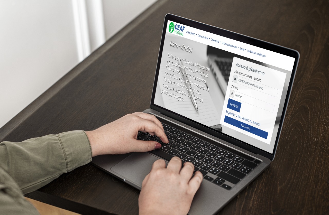Foto da tela de um notebook com a página do site CEAF Virtual aberta 
