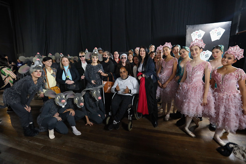 Grupo de 23 pessoas no palco com figurinos de bailarina e coelho no Festival de Dança de Joinville no ano de 2022. Foto de Maykon Lammerhirt 