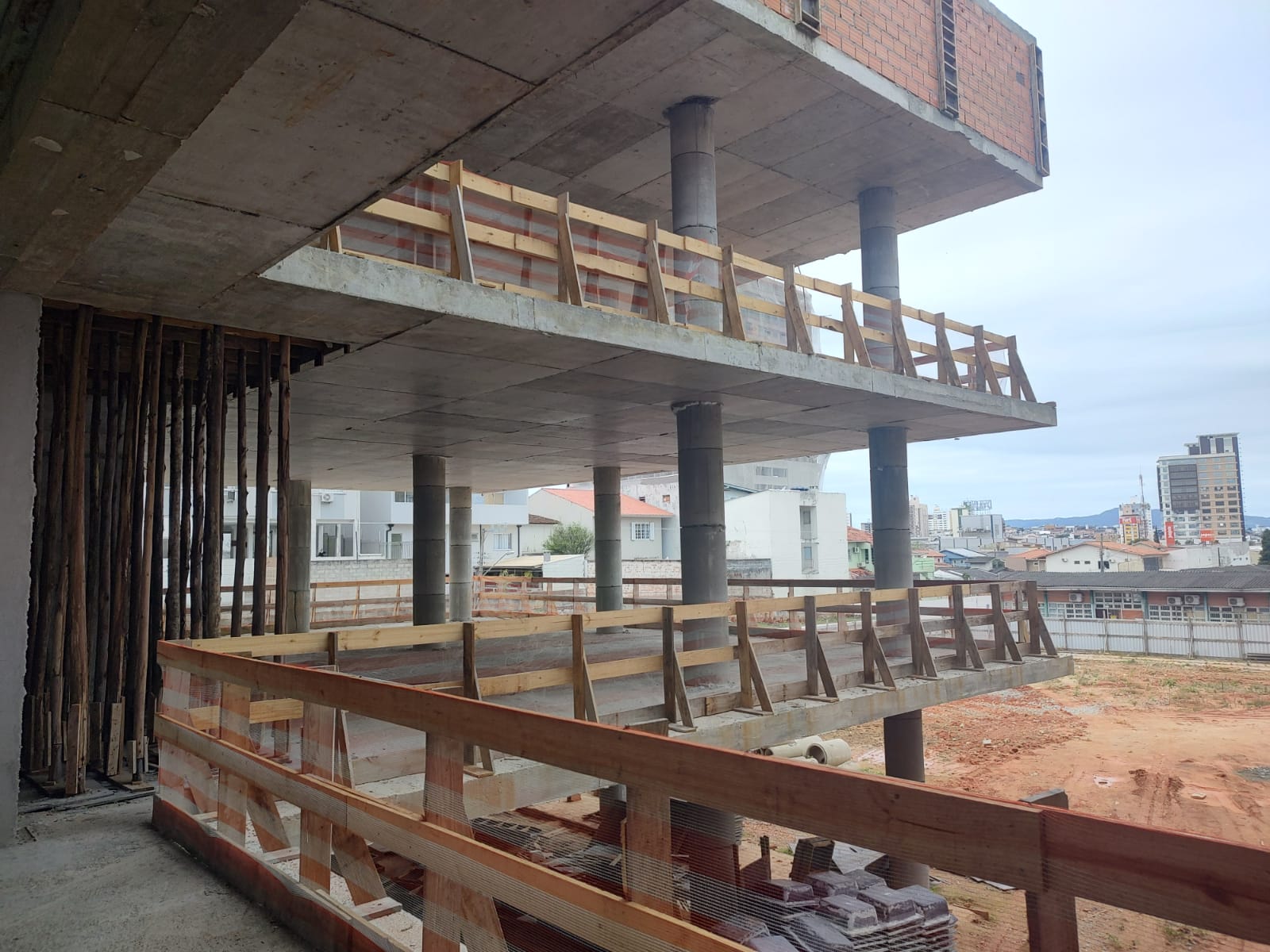 Imagem de prédio de 2 andares em construção, vista de um dos cantos internos