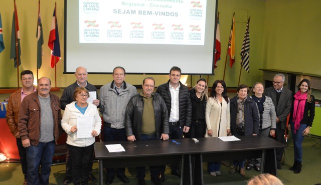 O Secretário Executivo Regional da ADR de Criciúma, o Presidente da FCEE e representantes das APAEs e outras associações, reunidos para a foto.