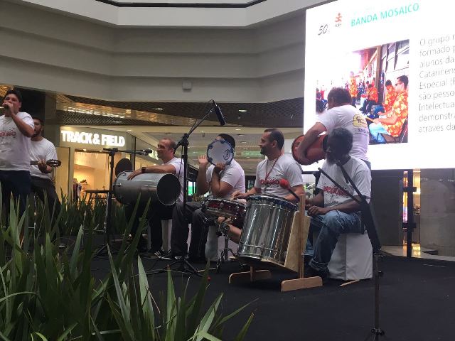 Banda Mosaico da FCEE se apresentando na Semana Inclusiva 2017